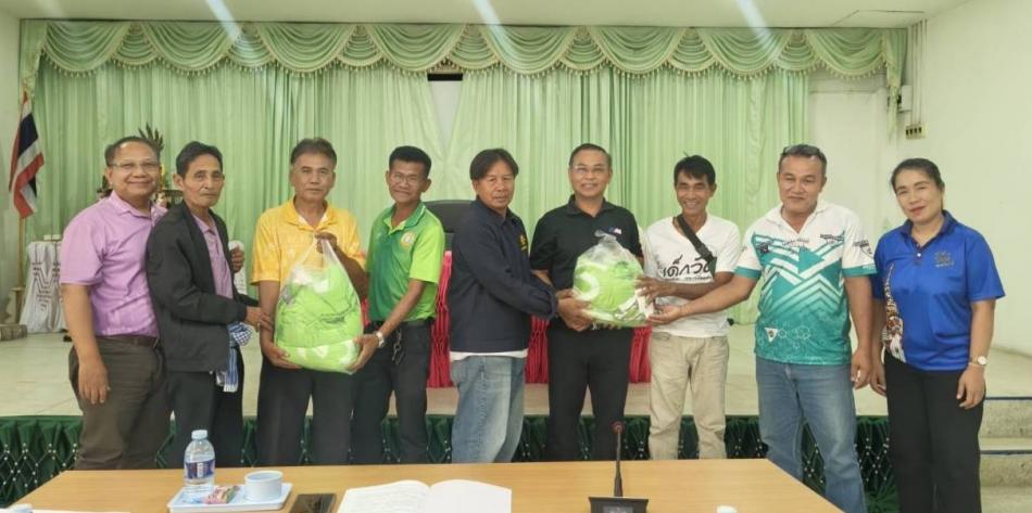 นายชาตรี ป้องโล่ห์ นายก อบต.โพธิ์ใหญ่ พร้อมคณะผู้บริหาร เจ้าหน้าที่ อบต.โพธิ์ใหญ่ มอบเสื้อกีฬาให้กับผู้นำชุมชน และตัวแทนนักกีฬา ทั้ง 4 สี