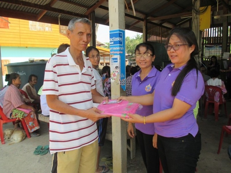 กิจกรรมจ่ายเบี้ยผู้สูงอายุและแจกของที่ระลึก ประจำปี 2558